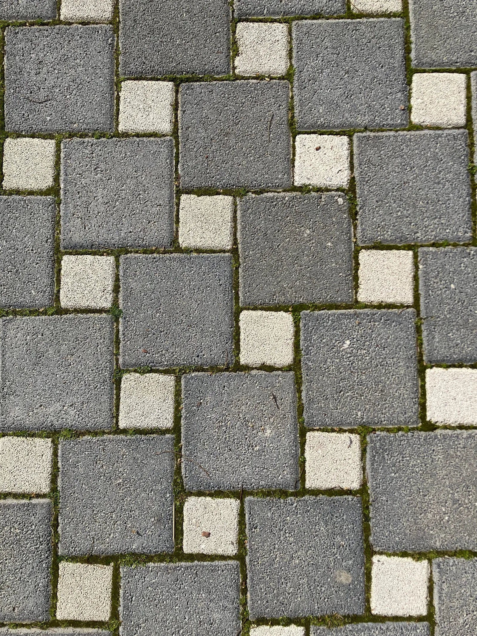 Close-up of an ashlar layout showing three paver sizes with staggered, non-aligned joints